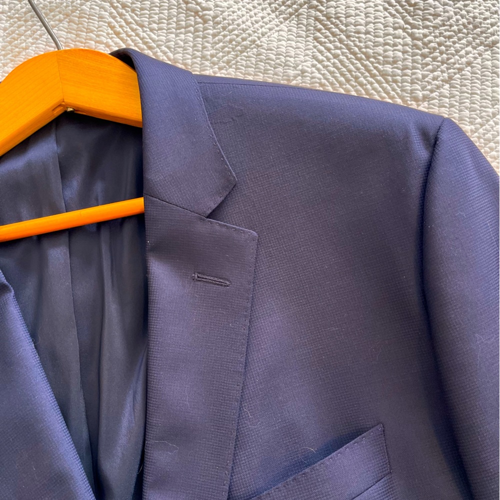 Hugo Boss size 46 men’s suit.